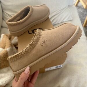 Ugg Tasman in sand
